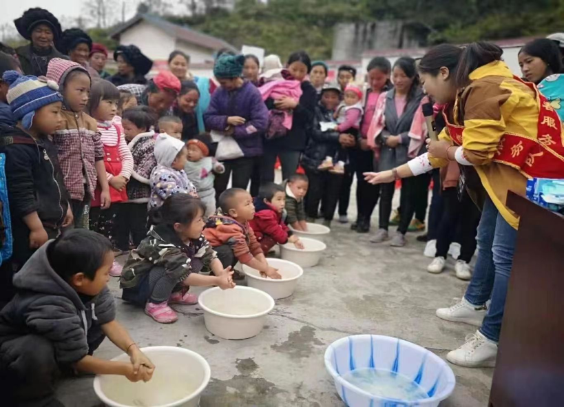 四川越西：她们让乡村旧貌换BB电子 BB电子的游戏新颜(图5)