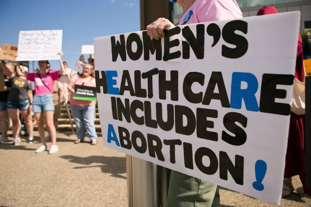 女报评论〡确立堕胎权的判例被推翻，美国妇女人权大倒退