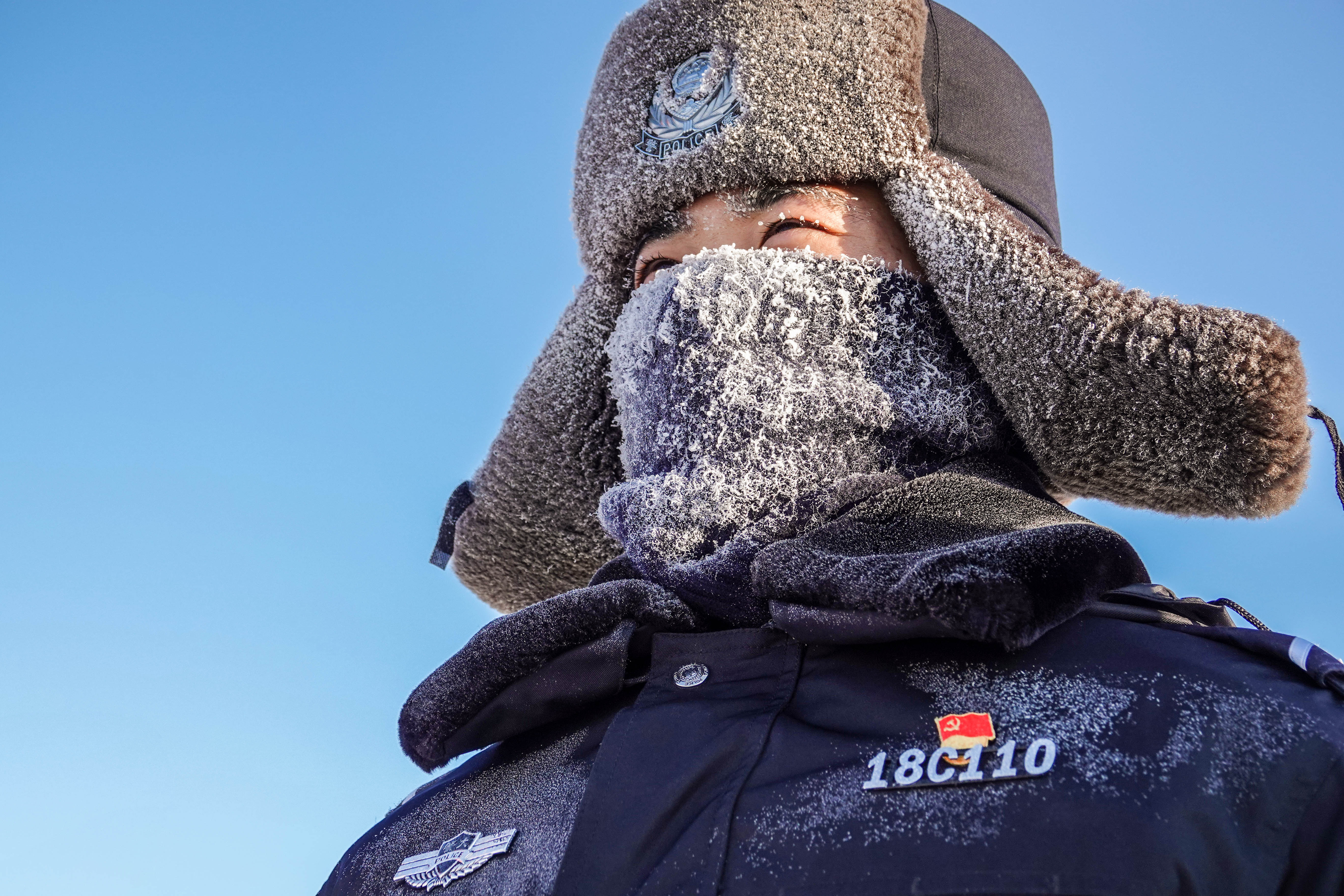 内蒙古呼伦贝尔移民管理警察44踏雪巡边