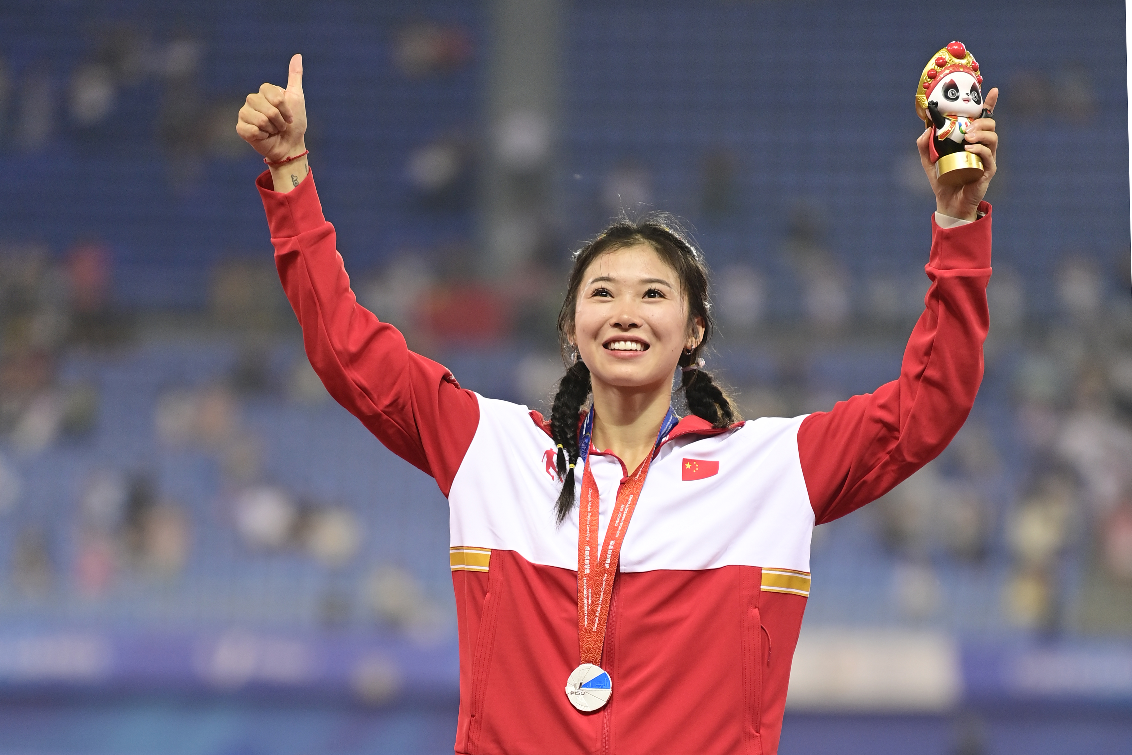 好样的12秒76创个人最佳吴艳妮大运会女子100米栏摘银