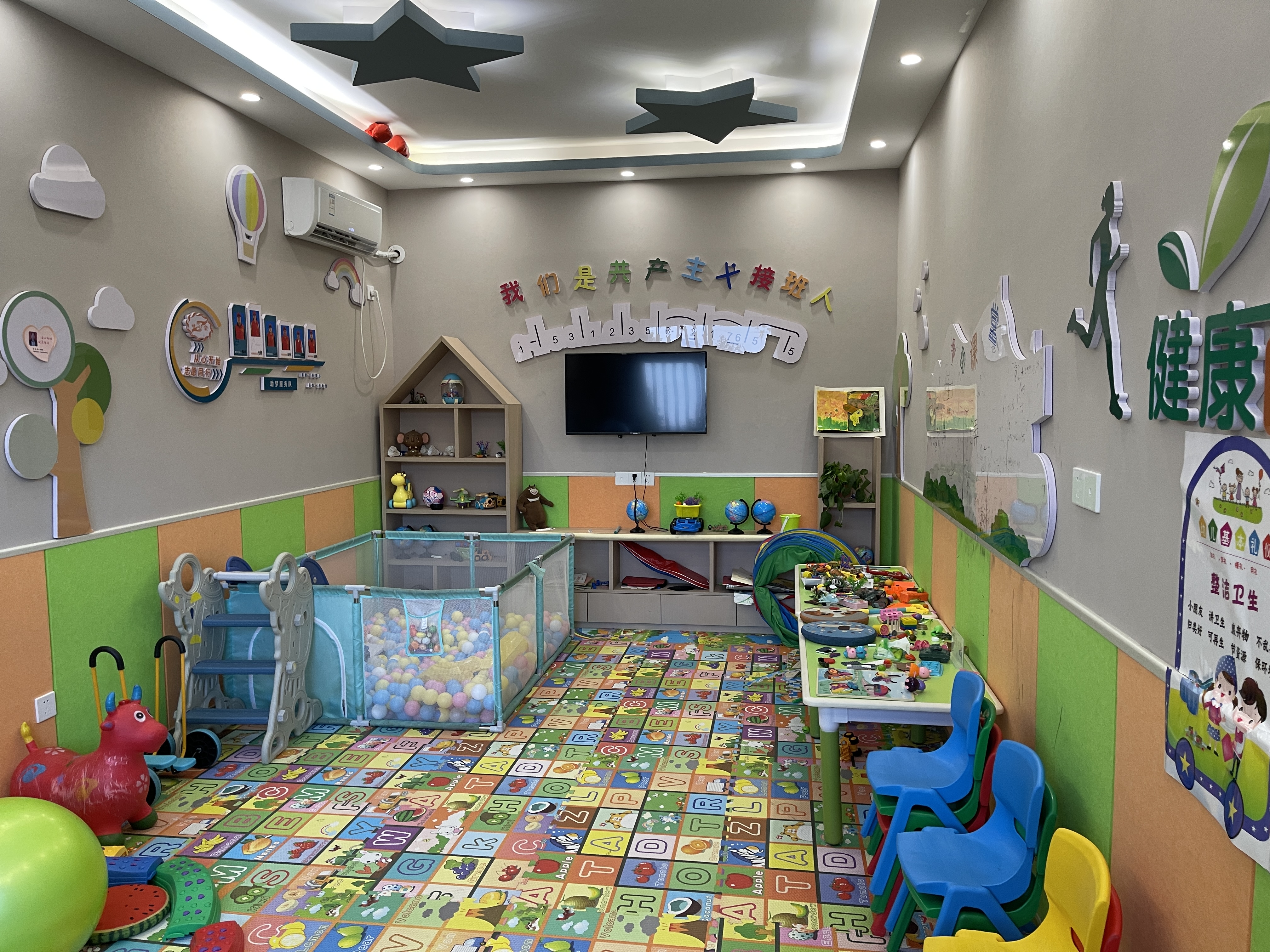 河南洛阳东韩村为一老一小提供贴心服务