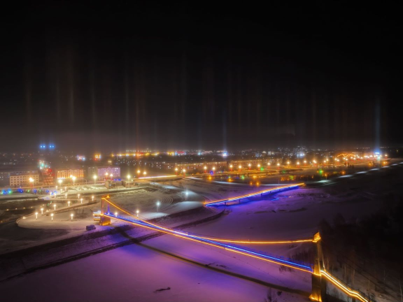 内蒙古根河市中国冷极被寒夜光柱点亮